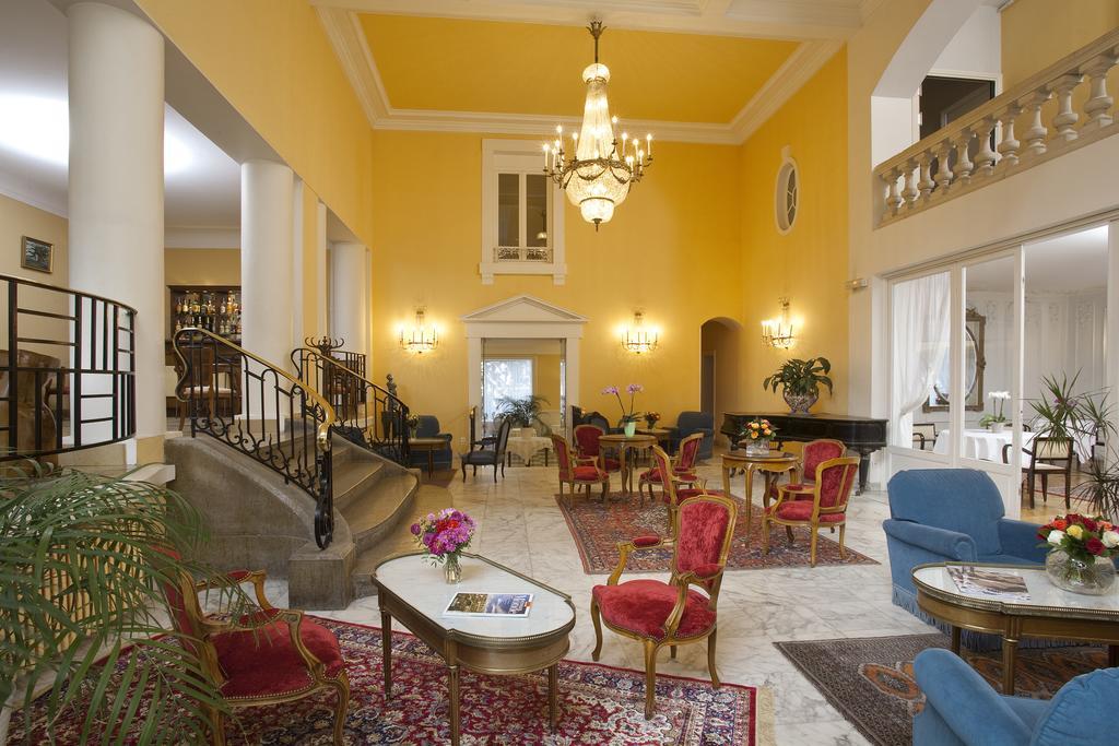 Logis Hotel Royal Saint-Mart Руая Екстер'єр фото